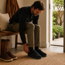 chinelos-masculinos-de-camurca-aquecidos-antiderrapantes-e-confortaveis-para-casa-no-inverno-lifestyle-05